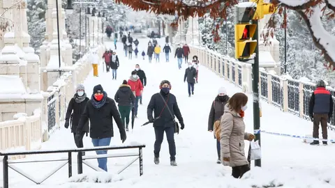 Una gran nevada cae sobre Teruel, en Arag&oacute;n (Espa&ntilde;a) a 8 de enero de 2021. Arag&oacute;n es una de las comunidades aut&oacute;nomas que se encuentra en alerta naranja (riesgo importante) por fr&iacute;o, nevadas y viento debido al paso de la borrasca Filomena. La borrasca Fil
