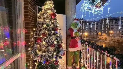 El balc&oacute;n de Francisco Mart&iacute;nez Puente (en el n&uacute;mero 8 de la Plaza de Las Autonom&iacute;as) gana el concurso de iluminaci&oacute;n navide&ntilde;a 'Aldro, La luz de la Navidad en Torrelavega'