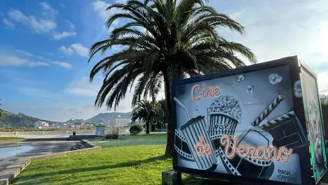 Graffiti del artista Steve Camino en la caseta que alberga la cabina de proyecci&oacute;n del cine de verano de Laredo