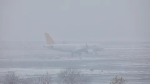 Un avi&oacute;n de la compa&ntilde;&iacute;a Flypgs en el Aeropuerto de Madrid-Barajas Adolfo Su&aacute;rez