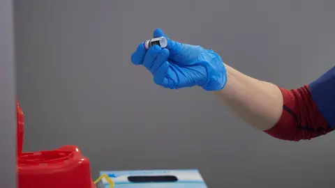 Una trabajadora sanitaria manipula el material necesario para administrar la vacuna contra la COVID-19