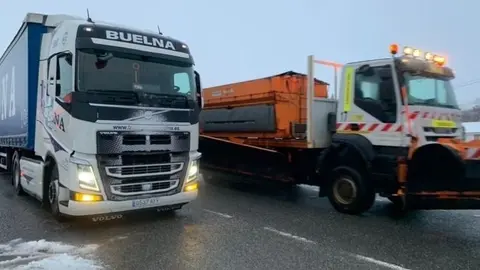 Circulaci&oacute;n de quitanieves y camiones con nieve
