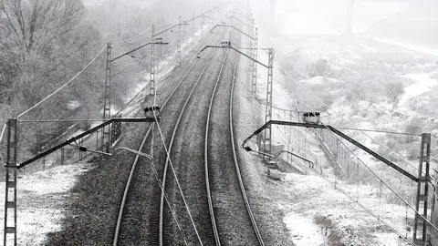 V&iacute;as del tren con nieve tras el paso de la borrasca Filomena, en Madrid (Espa&ntilde;a