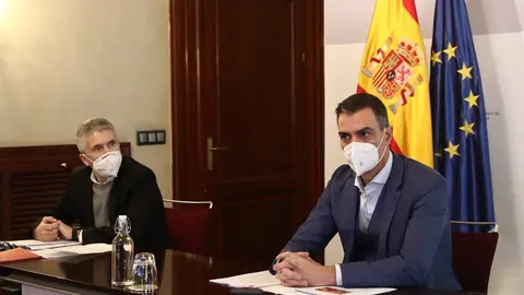 El presidente del Gobierno, Pedro S&aacute;nchez (d) y el ministro del Interior, Fernando Grande-Marlaska (i), 