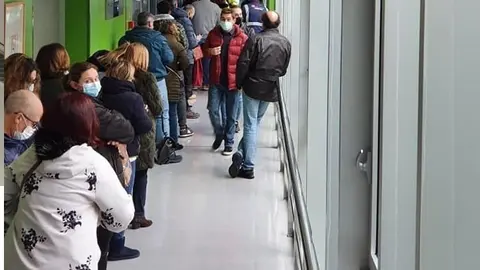 Colas de sanitarios en Valdecilla