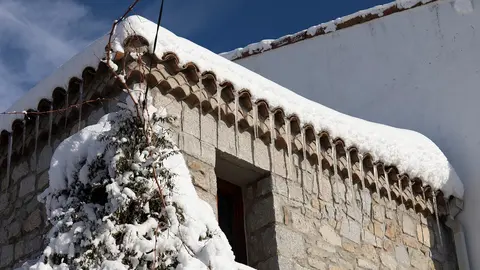 Tejado cubierto de nieve 