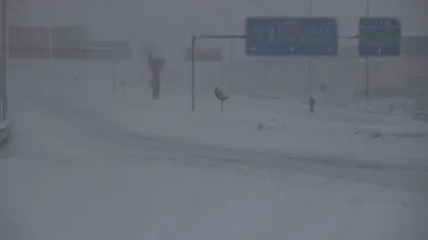 Una de las carreteras de acceso al distrito de Hortaleza cubierta completamente por la nieve, en Madrid, este 9 de enero