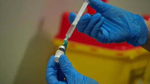 Una trabajadora sanitaria manipula el material necesario para administrar la vacuna contra la COVID-19 