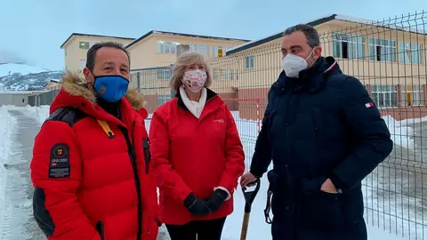 La consejera de Educaci&oacute;n, FP y Turismo, Marina Lomb&oacute;, acompa&ntilde;ada por el director del IES Montesclaros, Norberto Garc&iacute;a, y el director del CEIP Alto Ebro, &Oacute;scar Ruiz