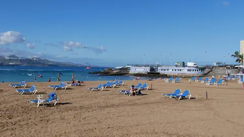 Ambiente en la Playa de las Canteras el d&iacute;a del comienzo del invierno, en Las Palmas de Gran Canaria, Canarias (Espa&ntilde;a), a 21 de diciembre de 2020. Hoy, que tiene lugar el solsticio de invierno, en Espa&ntilde;a hay grandes diferencias de temperaturas entre unas