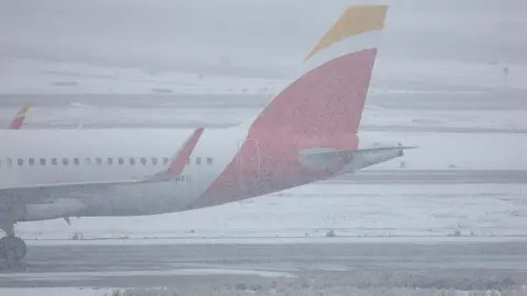Un avi&oacute;n de la compa&ntilde;&iacute;a Iberia en el Aeropuerto de Madrid-Barajas Adolfo Su&aacute;rez, en Madrid (Espa&ntilde;a), el pasado 8 de enero