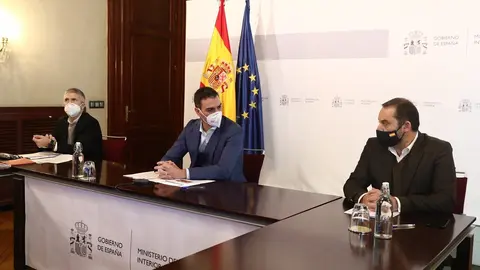 El presidente del Gobierno, Pedro S&aacute;nchez (centro), el ministro del Interior, Fernando Grande-Marlaska (i) y el ministro de Transportes, Movilidad y Agenda Urbana, Jos&eacute; Luis &Aacute;balos (d), el 10 de enero