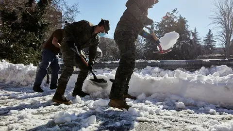 Militares del Ej&eacute;rcito de Tierra limpian el acceso de entrada al Hospital Gregorio Mara&ntilde;&oacute;n, en Madrid