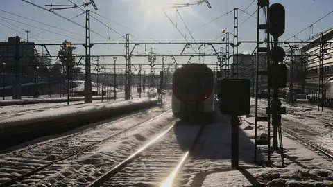Un tren a su paso en la Estaci&oacute;n de Atocha en Madrid (Espa&ntilde;a), a 11 de enero de 2021. 