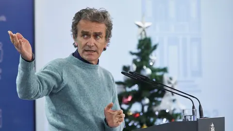 El director del Centro de Coordinaci&oacute;n de Alertas y Emergencias Sanitarias (CCAES), Fernando Sim&oacute;n, ofrece una rueda de prensa para informar sobre la evoluci&oacute;n de la pandemia de coronavirus, en el Ministerio de Sanidad, Madrid (Espa&ntilde;a), a 17 de diciembre