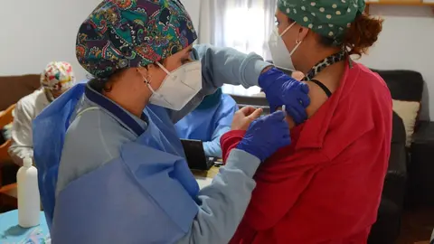 La vacuna contra el coronavirus llega a la residencia Juan Pablo II de Palos de la Frontera (Huelva).