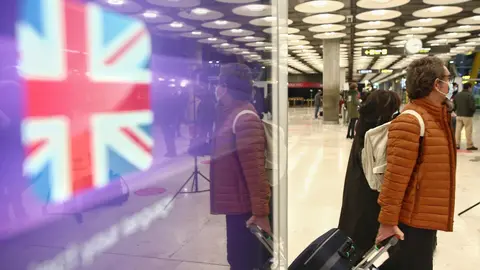 Viajeros en la zona de llegadas de la terminal T4 del Aeropuerto Adolfo Su&aacute;rez Madrid-Barajas.