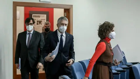(I-D) La ministra de Hacienda, Mar&iacute;a Jes&uacute;s Montero, el ministro de Interior, Fernando Grande-Marlaska y el ministro de Sanidad, Salvador Illa a su llegada a una rueda de prensa convocada ante los medios posterior al Consejo de Ministros, en La Moncloa, Ma