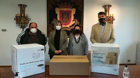 La alcaldesa de Camargo, Esther Bolado, en la recepci&oacute;n de las mascarillas, junto al concejal de Protecci&oacute;n Civil, H&eacute;ctor Lav&iacute;n, e integrantes de la esta asociaci&oacute;n de voluntarios