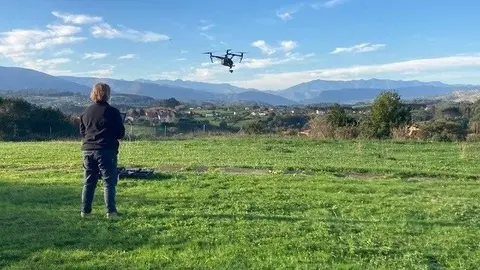 La investigadora Viola Bruschi maneja un dron