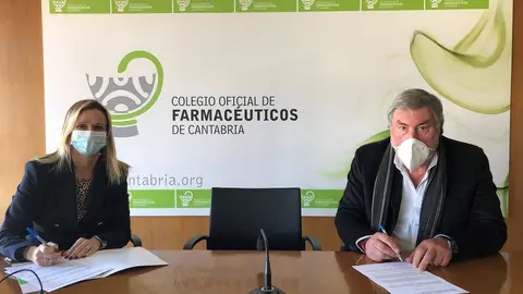 La presidenta del Colegio de Farmac&eacute;uticos de Cantabria, Rita de la Plaza, y el alcalde de Valderredible, Fernando Fernandez, renovando el convenio de mejora del uso de la medicaci&oacute;n