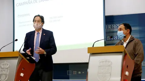 El consejero de Obras P&uacute;blicas, Ordenaci&oacute;n del Territorio y Urbanismo, Jos&eacute; Luis Gochicoa, acompa&ntilde;ado por el presidente de la Federaci&oacute;n de Cofrad&iacute;as de Pescadores de Cantabria, Miguel Fern&aacute;ndez, presenta el plan plurianual de dragados