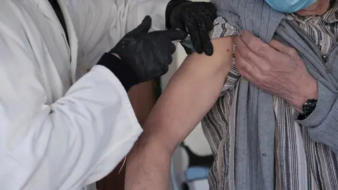 Un trabajador sanitario inyecta una vacuna contra la Covid-19 