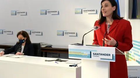 La alcaldesa de Santander, Gema Igual, y la concejala de Medio Ambiente, Margarita Rojo