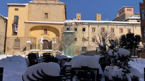 Mesas de un establecimiento nevadas durante la ola de fr&iacute;o en Molina de Arag&oacute;n, Guadalajara, Castilla-La Mancha (Espa&ntilde;a), a 13 de enero de 2021. La ola de fr&iacute;o tras la gran nevada provocada por la borrasca &lsquo;Filomena&rsquo; sigue dejando temperaturas "extremadam