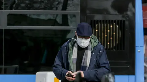 Un hombre lleva mascarilla para protegerse del coronavirus en una calle de Madrid, a 11 de marzo de 2020.