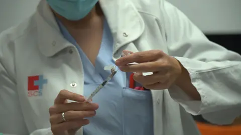 Vacunaci&oacute;n contra el coronavirus a sanitarios en Valdecilla