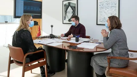 Reunid&oacute;n de la consejera de Presidencia, Paula Fern&aacute;ndez, con los alcaldes