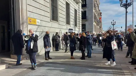 Empleados p&uacute;blicos temporales de Cantabria se concentran ante la Delegaci&oacute;n del Gobierno