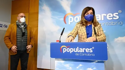 La presidenta del PP de Cantabria, Mar&iacute;a  Jos&eacute; S&aacute;enz de Buruaga, y el portavoz de Sanidad del partido, C&eacute;sar Pascual