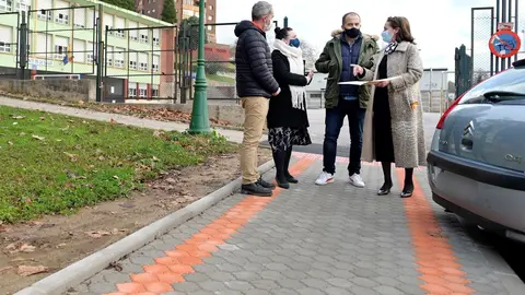Las concejalas de Santander Carmen Ruiz y Noem&iacute; M&eacute;ndez visitan las obras de mejora de la seguridad y accesibilidad en el colegio Fuente de la Salud de Cazo&ntilde;a