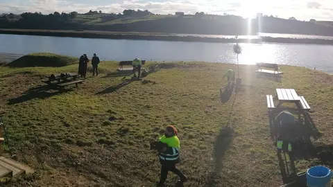 Trabajos en la zona de recreo del carril bici de Suances