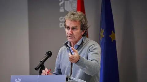 El director del Centro de Coordinaci&oacute;n de Alertas y Emergencias Sanitarias (CCAES), Fernando Sim&oacute;n durante una rueda de prensa para informar sobre la evoluci&oacute;n de la pandemia de coronavirus, en el Ministerio de Sanidad, Madrid (Espa&ntilde;a), a 11 de enero de 2