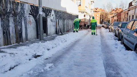 Operarios de Limpieza y Zonas Verdes del Ayuntamiento de Madrid limpian de nieve las inmediaciones del Colegio Lope de Vega de Madrid (Espa&ntilde;a), a 14 de enero de 2021. El alcalde de Madrid ha reconocido este jueves que el regreso de los alumnos a "algunos 