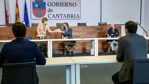 El consejero de Innovaci&oacute;n e Industria, acompa&ntilde;ado por el director de SODERCAN y el jefe del &Aacute;rea Financiera firma acuerdos con seis bancos para anticipar las ayudas de SODERCAN a empresas