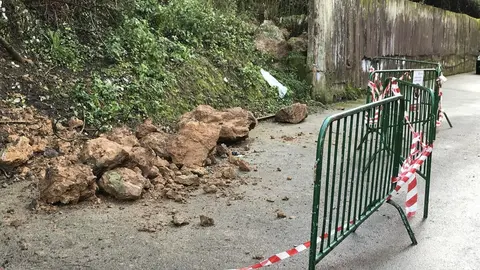 Desprendimiento en la ladera de la calle Reconquista de Sevilla de Laredo