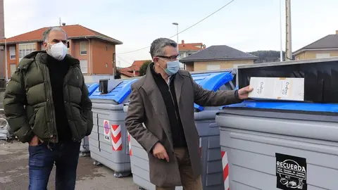 El concejal responsable del Servicio de Recogida de Basuras, Pedro P&eacute;rez Noriega, junto a los contenedores de papel y cart&oacute;n