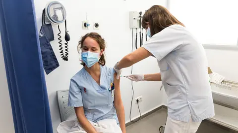 Vacunaci&oacute;n contra el COVID-19 en Cantabria