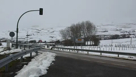 Carretera con nieve en Cantabria. Foto de archivo.