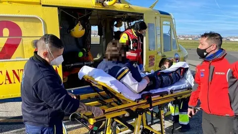 El joven lesionado en una pierna tras sufrir una ca&iacute;da en Ruente es introducido en el helic&oacute;ptero del Gobierno de Cantabria