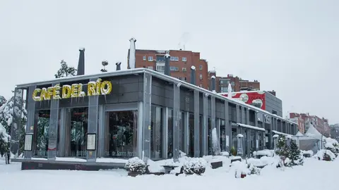 Cafeter&iacute;a ubicada en la zona de Madrid R&iacute;o durante la gran nevada provocada por la borrasca &lsquo;Filomena&rsquo;, en Madrid
