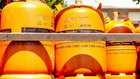 Detalles de bombonas de butano cargadas en un cami&oacute;n.