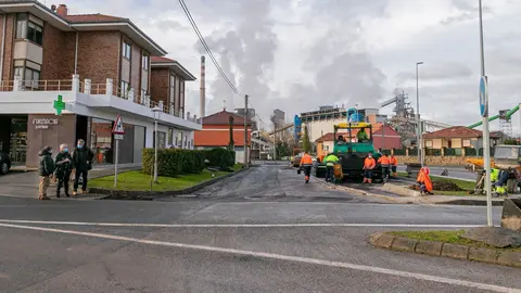 La alcaldesa de Polanco y los concejles visitando las obras de asfaltado