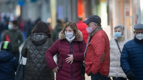 Un hombre y una mujer con mascarilla 