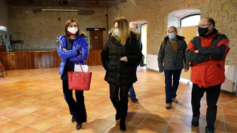 La consejera de Presidencia y la alcaldesa de Valle de Villaverde durante la visita