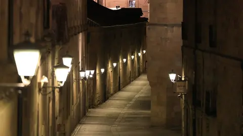 Una calle vac&iacute;a de Salamanca la noche en la que la ciudad ha vivido su primer toque de queda dictado por la Junta de Castilla y Le&oacute;n para toda la regi&oacute;n, en Salamanca, Castilla y Le&oacute;n (Espa&ntilde;a) a 24 de octubre de 2020. 
